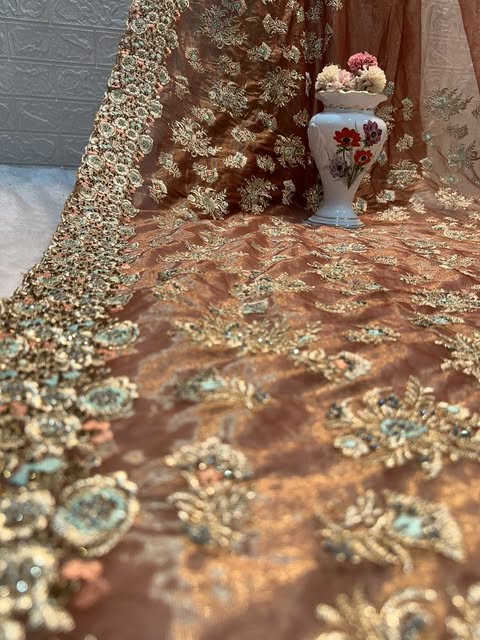 Goud bruine sareestof met gouden steentjes