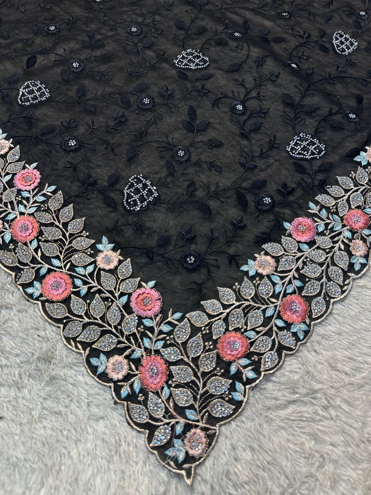 Zwarte Saree met steentjes en gekleurde bewerking