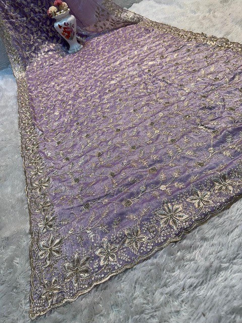 Lila kleurige saree met steentjes