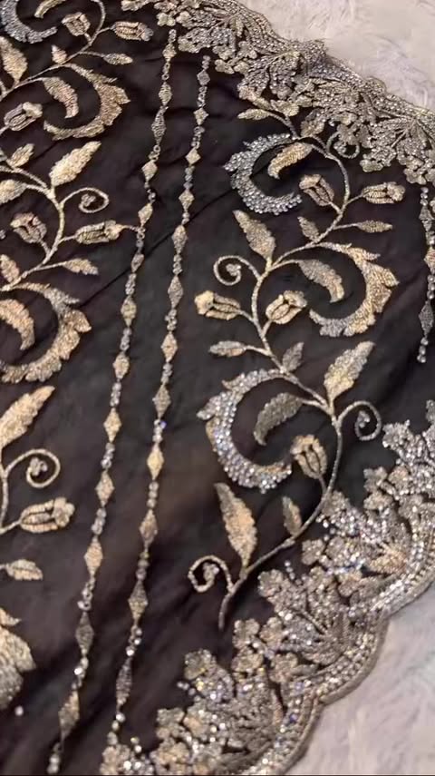 Zware saree met steentjes - zilver en gouden bewerking