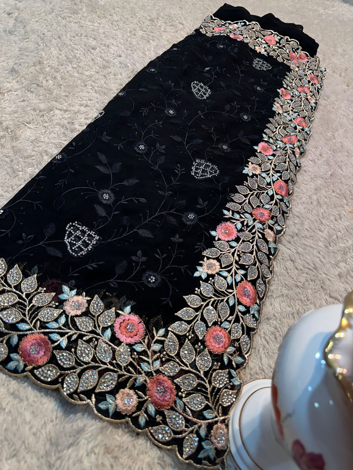 Saree met steentjes en gekleurde bewerking zwart