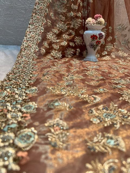 Goud bruine sareestof met gouden steentjes