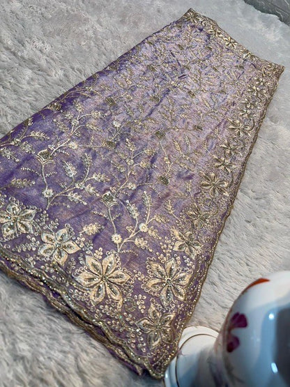 Lila kleurige saree met steentjes