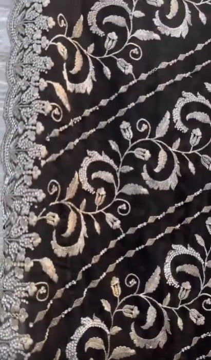 Zware saree met steentjes - zilver en gouden bewerking