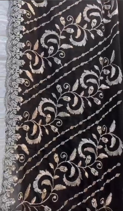 Zware saree met steentjes - zilver en gouden bewerking